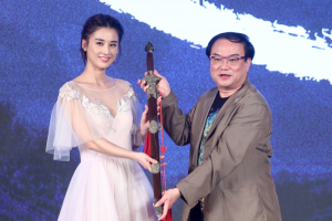 [访谈]温瑞安：写武侠小说是条“才路”